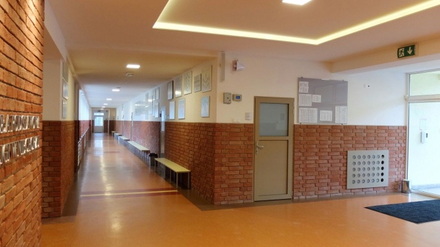 W miejscowym Zespole Szkolno-Przedszkolnym został wykonany szereg prac, m.in. remonty toalet i wymiana podłóg, a uczniowie zyskali nowe garderoby.