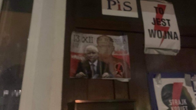 Do zdarzenia doszło w nocy. Chodzi o monument, który stoi przed siedzibą NSZZ Solidarność przy al. Wojska Polskiego.