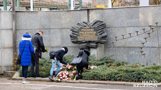 Szczecin jest wyjątkowym miejscem, jeżeli chodzi o obchody rocznicy wprowadzenia stanu wojennego w Polsce - mówił przed bramą Stoczni Szczecińskiej wicewojewoda zachodniopomorski Marek Subocz.
