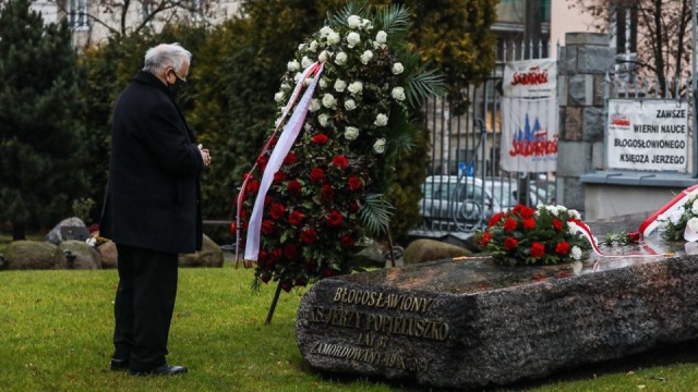 Prezes PiS Jarosław Kaczyński złożył wieniec przy grobie błogosławionego księdza Jerzego Popiełuszki na warszawskim Żoliborzu.