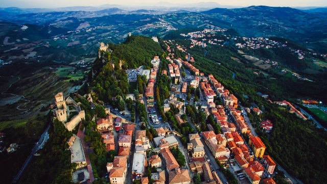 Władze San Marino chcą, by każdy kto nie zaszczepi się przeciwko koronawirusowi, płacił za opiekę szpitalną w przypadku zakażenia. Mimo, że opieka zdrowotna w tym państwie jest bezpłatna. W ten sposób tamtejszy minister zdrowia zamierza zachęcić do szczepień obywateli tego małego kraju.