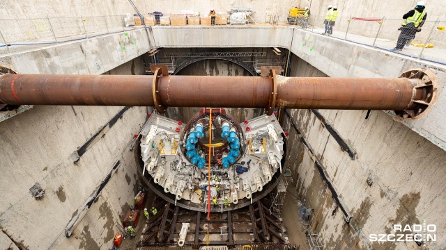 Trwa montaż maszyny TBM, która wiosną rozpocznie drążenie i budowę tunelu pod cieśniną Świny. To jeden z kluczowych momentów całej inwestycji.
