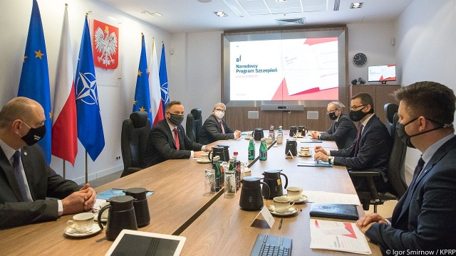 Prezydent omówił z przedstawicielami rządu Narodowy Program Szczepień. Dokument we wtorek ma przyjąć w formie uchwały Rada Ministrów.