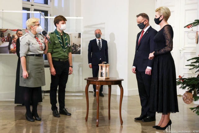 Para prezydencka odebrała od harcerzy Betlejemskie Światło Pokoju. W niedzielę słowaccy skauci przekazali je członkom Związku Harcerstwa Polskiego na granicy na Łysej Polanie.