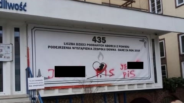 Wulgarny napis na banerze przed biurem Prawa i Sprawiedliwości przy ulicy Mickiewicza w Szczecinie.