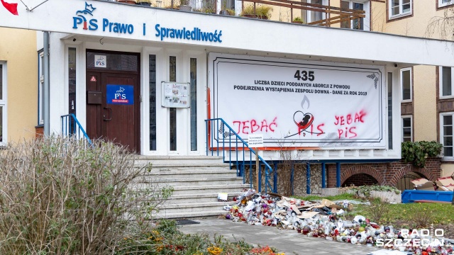 Służby miejskie powinny posprzątać chodnik przed siedzibą Prawa i Sprawiedliwości w Szczecinie - uważają przedstawiciele partii. Złożyli w tej sprawie pismo do Urzędu Miasta Szczecin.