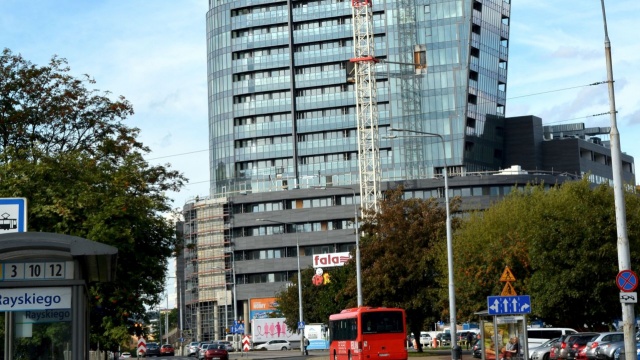 Uwaga jadący w kierunku Niebuszewa Aleją Wyzwolenia. Przy budynku Hanza Tower trwa podłączanie kanalizacji.