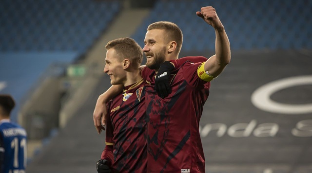 Piłkarze Pogoni Szczecin rozbili Lecha Poznań w rozgrywkach o mistrzostwo Polski. Portowcy pokonali na wyjeździe Kolejorza 4:0 w zaległym meczu ekstraklasy.