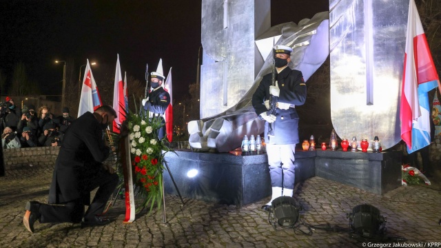 Prezydent Andrzej Duda powiedział, że wydarzenia Grudnia 03970 są jednymi z najbardziej symbolicznych i najtragiczniejszych całego okresu rządów komunistycznych w Polsce. Dodał, że z krwi przelanej w grudniu 1970 roku zrodziła się wolna Polska.