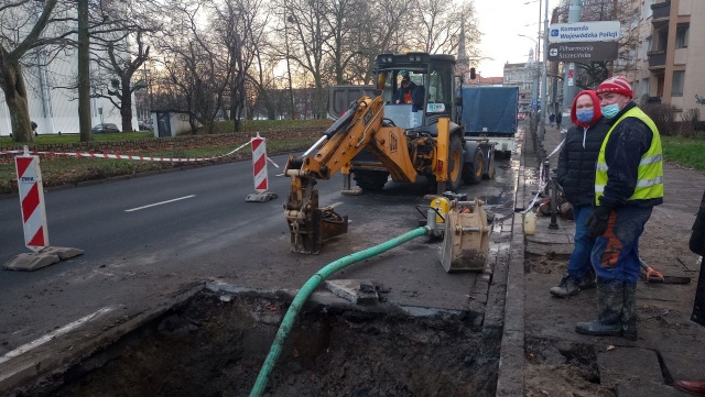 Do późnych godzin nocnych potrwa usuwanie awarii wodociągowej w centrum miasta.