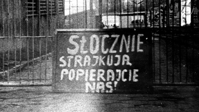 Piątek 18 grudnia 1970 roku był drugim dniem robotniczych wystąpień w Szczecinie. Do pracy nie przystąpiło wiele zakładów, miedzy innymi Stocznia Szczecińska im. Adolfa Warskiego.