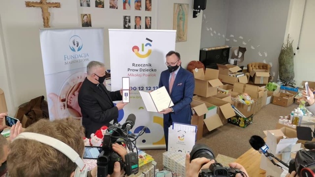 Fundacja Małych Stópek została wyróżniona za zasługi dla ochrony praw dziecka. Honorową Odznakę wręczył w piątek w Szczecinie Rzecznik Praw Dziecka Mikołaj Pawlak.