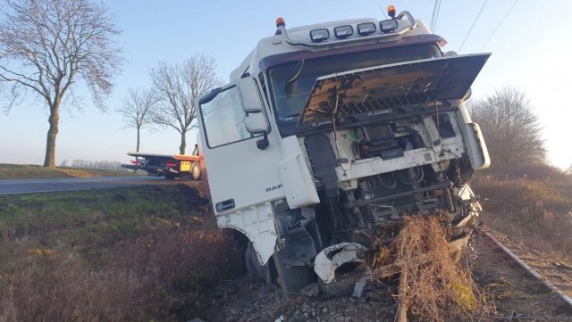 Utrudnienia na na drodze krajowej nr 11, między Kołobrzegiem a Koszalinem. Niedaleko miejscowości Tymień, ciężarówka wpadła w poślizg, zjechała na pobocze, a następnie wjechała na torowisko.