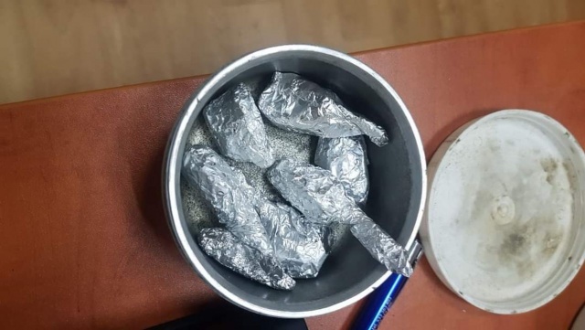 Prawie pół kilograma amfetaminy zabezpieczyli kołobrzescy policjanci w mieszkaniu 32-letniego mężczyzny.