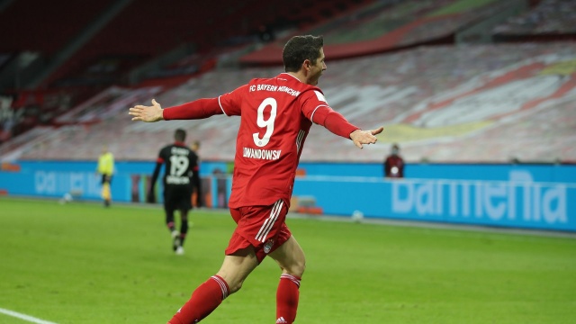 W Niemczech 13. kolejka piłkarskiej Bundesligi, mecz na szczycie i dwa gole Roberta Lewandowskiego, a jego Bayern Monachium wygrał na wyjeździe z Bayerem Leverkusen 2:1 (1:1).