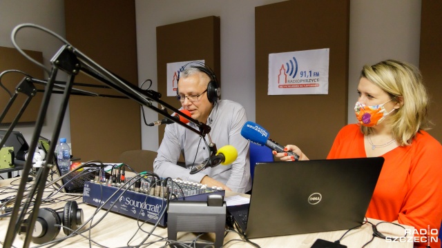 Pyrzyczanie mają swoje własne radio. To radio tymczasowe, bo ma gościć w eterze tylko przez dwa tygodnie. Za konsoletą Radia Pyrzyce siedzi Ryszard Tański.