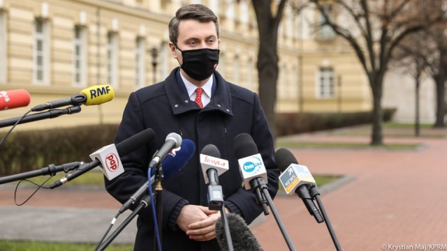 W poniedziałek zostanie opublikowane rozporządzenie ministra zdrowia wprowadzające nowe ograniczenia epidemiczne - poinformował rzecznik rządu Piotr Mueller po posiedzeniu Zespołu Zarządzania Kryzysowego.