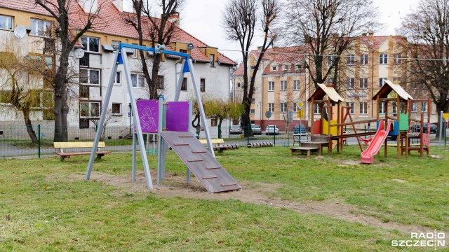 Dobra wiadomość dla najmłodszych i nie tylko: w 11 miejscowościach w gminie Chojna pojawiły się nowe urządzenia na placach zabaw.