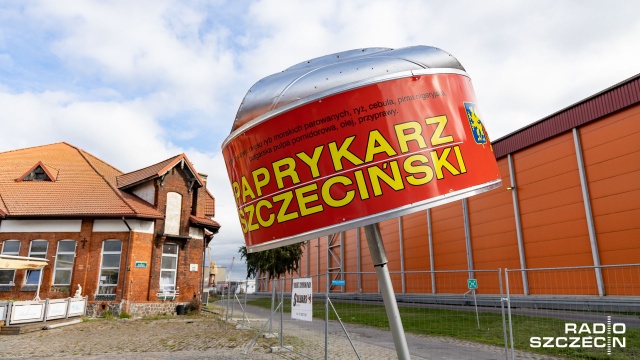 Kilkumetrowa, charakterystyczna czerwona puszka, w której sprzedawano potrawę, stanęła w październiku na szczecińskiej Łasztowni.