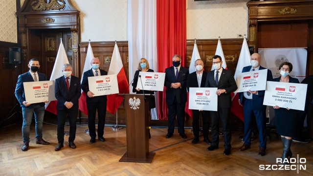 Wicewojewoda zachodniopomorski Marek Subocz przekazał symboliczne czeki burmistrzom i wójtom, którzy wzięli udział w II turze Rządowego Funduszu Inwestycji Lokalnych.