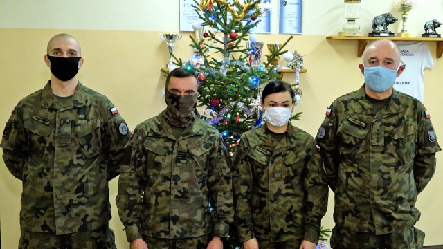 Życzenia dla wszystkich słuchaczy Radia Szczecin i mundurowych na misjach zagranicznych przesyłają żołnierze 12. Brygady Zmechanizowanej ze Szczecina.