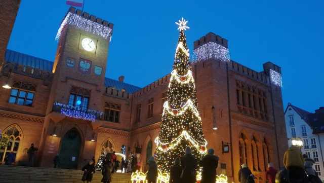 Chociaż była bożonarodzeniową tradycją w Kołobrzegu, to w tym roku nie pojawiła się przed miejskim ratuszem - mowa o żywej szopce, którą zazwyczaj organizowały władze miasta.