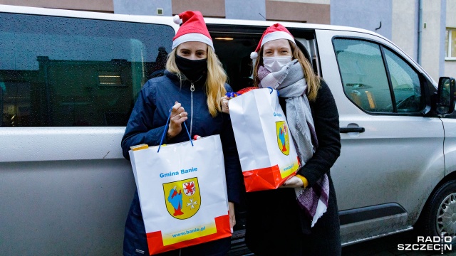 Najbardziej potrzebujący z gminy Banie nie zostali bez pomocy na święta. Paczki z najpotrzebniejszymi produktami trafiły do mieszkańców m. in. Bań, Baniewic, Lubanowa czy Babinka.