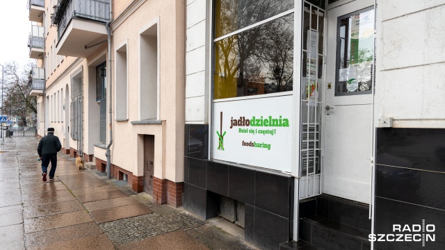 Co zrobić z nadmiarem serników, pierników, pierogów czy sałatek. Nie wyrzucajcie jedzenia. Podzielcie się smakołykami ze świątecznego stołu z potrzebującymi - w szczecińskiej Jadłodzielni.