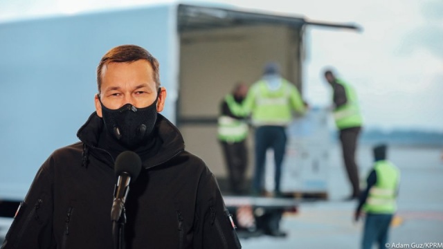 Nad ranem do Warszawy przyleciało około 300 tysięcy kolejnych dawek szczepionki przeciwko koronawirusowi wyprodukowanej przez konsorcjum PfizerBioNTech.