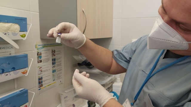 Pracownicy kolejnych szpitali szczepią się przeciwko Covid-19