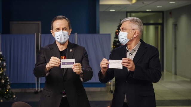 Marszałek Senatu, Tomasz Grodzki oraz były marszałek Izby, Stanisław Karczewski zaszczepili się na COVID-19. Obaj senatorowie, którzy są lekarzami, zachęcali wszystkich Polaków, by poszli ich śladem.