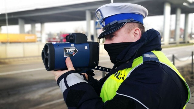 Nową broń w walce z piratami drogowymi mają szczecińscy policjanci. To laserowy miernik prędkości.