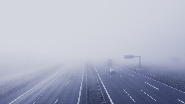 Synoptycy z Instytutu Meteorologii i Gospodarki Wodnej wydali ostrzeżenia pierwszego stopnia przed gęstą mgłą, która może ograniczać widzialność od 50 do 200 m oraz przed oblodzeniem.