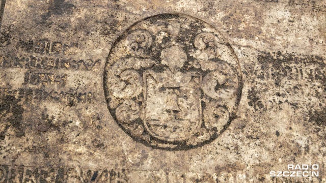 W niedzielę informowaliśmy o niezwykłym znalezisku w lesie w Dąbiu. W środę ogromna płyta ludwisarza Johanna Jacoba Mangoldta z 1699 roku trafiła do Muzeum Narodowego w Szczecinie.