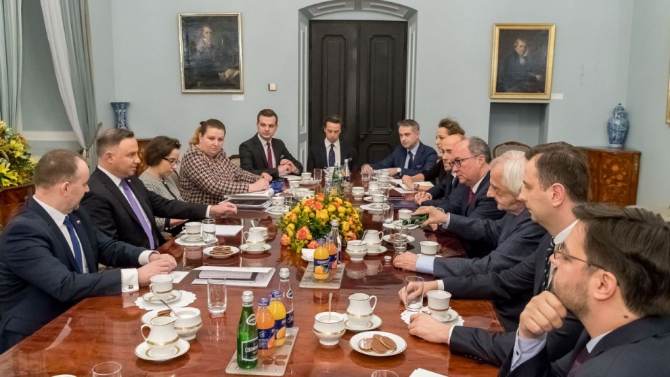 W rozmowach uczestniczyli reprezentanci wszystkich sił parlamentarnych: klubów Prawa i Sprawiedliwości, Koalicji Obywatelskiej, Lewicy i PSL-Kukiz '15 oraz koła Konfederacji. źródło: https://www.facebook.com/prezydentpl/Igor Smirnow/KPRP