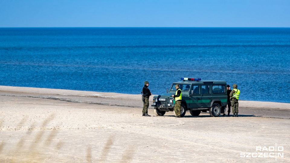 Na końcu plaży jest patrol Straży Granicznej, który pilnuje, żeby wzdłuż brzegu nie przekraczać granicy polsko-niemieckiej. Fot. Robert Stachnik [Radio Szczecin]