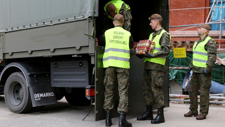 Transportem żywności do centrów dystrybucji w Szczecinie i Koszalinie zajęli się żołnierze 14. Zachodniopomorskiej Brygady Obrony Terytorialnej. źródło: 14. Zachodniopomorska Brygada Obrony Terytorialnej