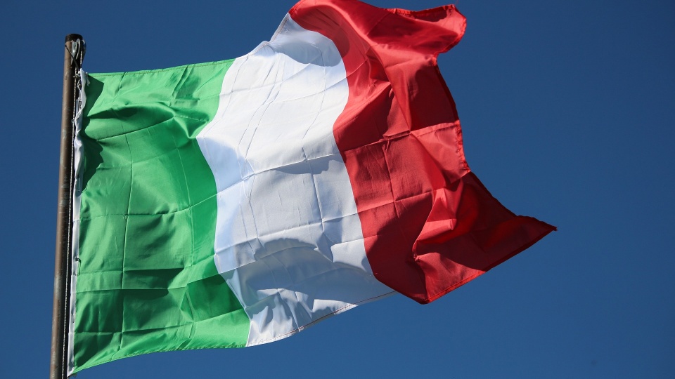 Włoska flaga. Fot. https://pixabay.com/photos/italy-flag-waves-3694882/