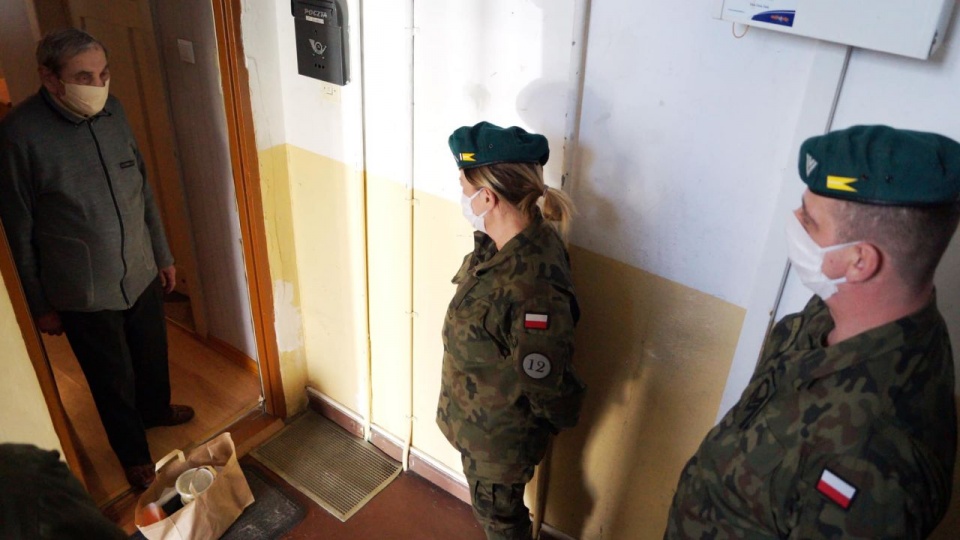 Żołnierze "Błękitnej Brygady" odwiedzają min. żołnierzy Armii Krajowej. źródło: https://www.facebook.com/12BrygadaZmechanizowana/