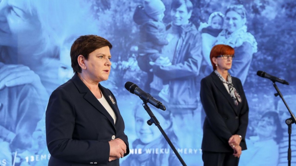 Elżbieta Rafalska (na zdj. z prawej na konferencji prasowej z Beatą Szydło) przypomniała, że zmiany zaszły też na rynku pracy. Fot. twitter.com/AndrzejDuda2020