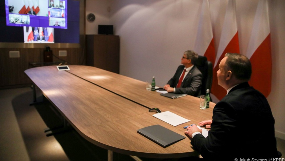 Wideokonferencja została zorganizowana w BBN. Prezydentowi towarzyszył szef Biura Paweł Soloch.źródło: prezydent.pl