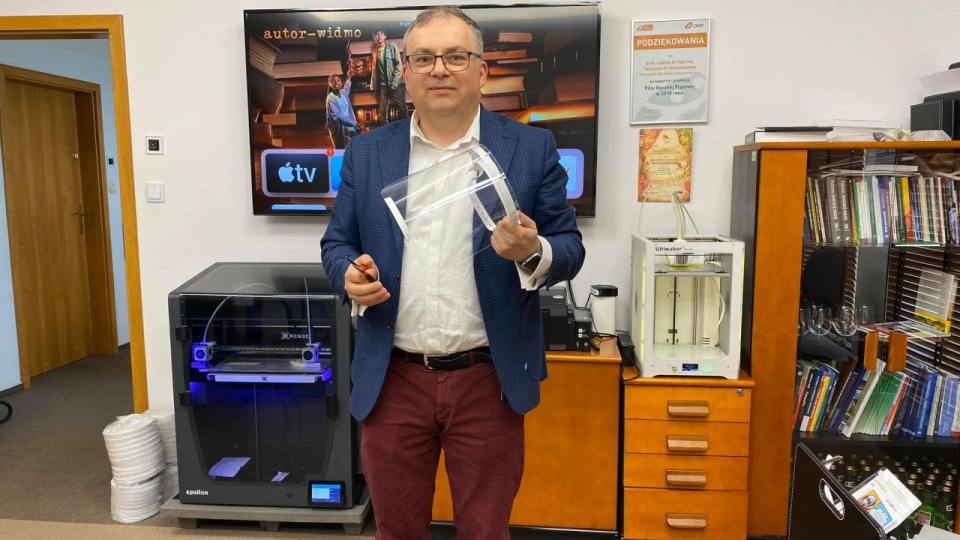 "Zapotrzebowanie jest ogromne" - powiedział profesor Tomasz Królikowski, szef Centrum Druku 3D. źródło: https://www.facebook.com/cd3D.koszalin/