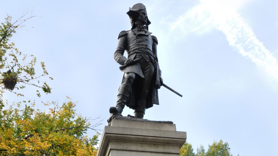 Pomnik Tadeusza Kościuszki stoi w Parku Lafayette, przy którym w niedzielę odbywały się gwałtowne demonstracje po śmierci George'a Floyda. źródło: https://twitter.com/PolishSlavicFCU