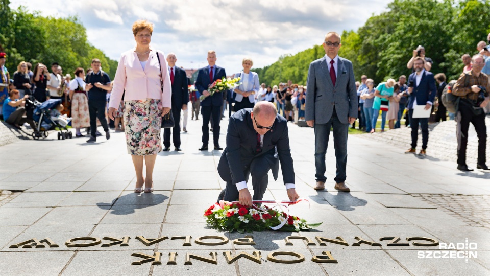 Po odegraniu hymnu prezydent Piotr Krzystek złożył kwiaty pod pomnikiem Trzech Orłów. Fot. Robert Stachnik [Radio Szczecin]