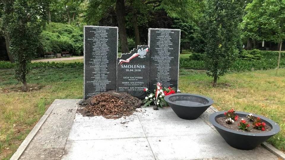 Pomnik Ofiar Katastrofy Smoleńskiej w Stargardzie został odsłonięty w 2014 roku. źródło: https://www.facebook.com/profile.php?id=1666039842&__tn__=%2CdC-R-R&eid=ARBSnFGUYFH6F20I44yateHJA3DGsZLVMGW6NctDrGPB9Ni4qfnyqiOCa_o5QjkKmGn2iKgl6fNdMhib&hc_ref=ART0tDQoO6TeVog6P8kSLRzm5CcCf39aBEvpALhpFqPoHiBye-xs-hjUVrTP4e9mvh4&fref=nf