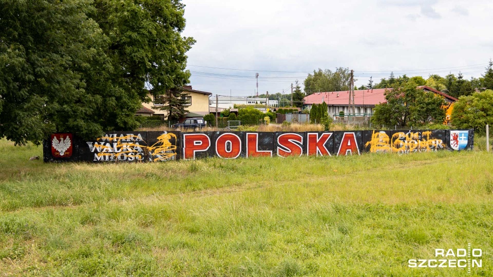 W piątek nad ranem nieznani sprawcy zniszczyli patriotyczny mural w Przecławiu wykonany przez młodzież. Fot. Robert Stachnik [Radio Szczecin]