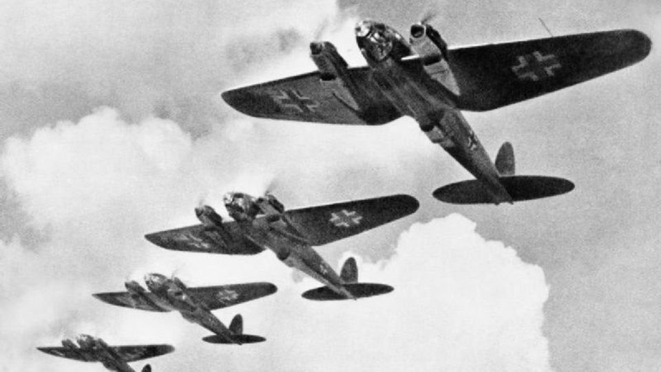 Bombowce Heinkel He 111 nad Londynem w czasie bitwy o Anglię. źródło: https://pl.wikipedia.org/wiki/Bitwa_o_Angli%C4%99