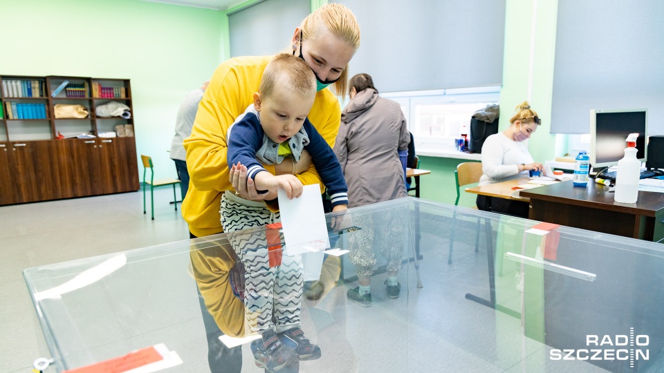 Lokalne wyborcze w Szczecinie otwarte punktualnie i bez problemów. Fot. Robert Stachnik [Radio Szczecin]