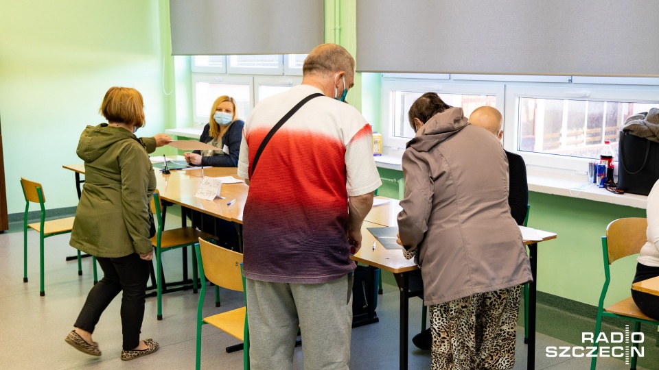 Reporterka Radia Szczecin pytała wyborców dlaczego głosują w II turze wyścigu o fotel prezydencki. Fot. Robert Stachnik [Radio Szczecin]