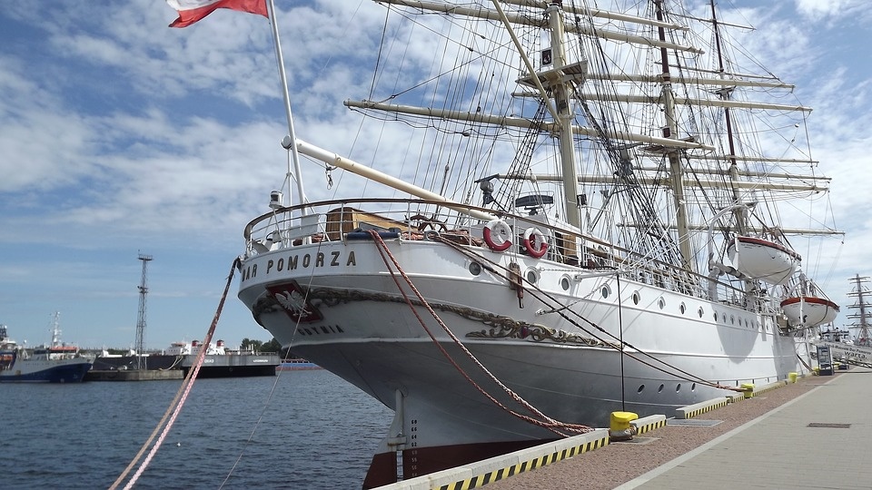 "Dar Pomorza" został wycofany ze służby w 1982 roku, a rok później na jego pokładzie stworzono muzeum. Dziś białą fregatę można oglądać w porcie w Gdyni. źródło: https://pixabay.com/pl/2533691/danutaniemiec/(CC0 domena publiczna)